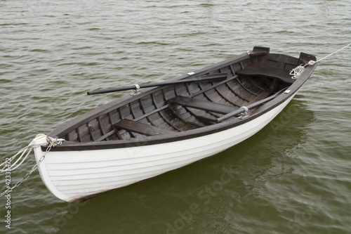 Photo: white boat white boat