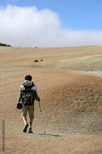 Foto: Man backpacking in the steppe Man backpacking in the steppe