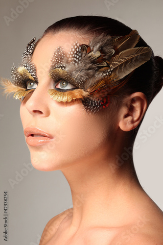 Foto: Decorative feather make-up like the wing of a bird Decorative feather make-up like the wing of a bird