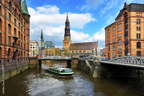 Foto: Hamburger Speicherstadt mit Katharinenkirche Hamburger Speicherstadt mit Katharinenkirche