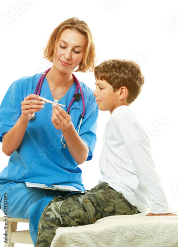 Foto: A female doctor is examining boy with a stethoscope A female doctor is examining boy with a stethoscope