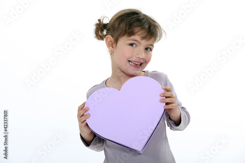 Foto: portrait of little girl receiving gift portrait of little girl receiving gift