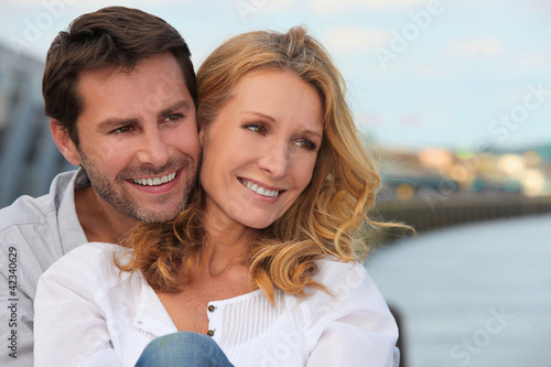 Foto: couple near water couple near water