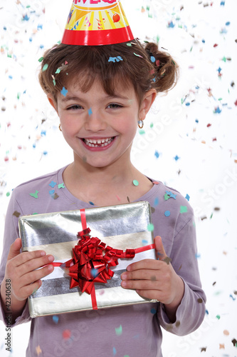 Foto: Little girl receiving birthday present Little girl receiving birthday present