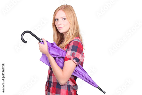 Foto: Young redhead with purple umbrella Young redhead with purple umbrella