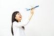 模型飛行機を持つ女の子