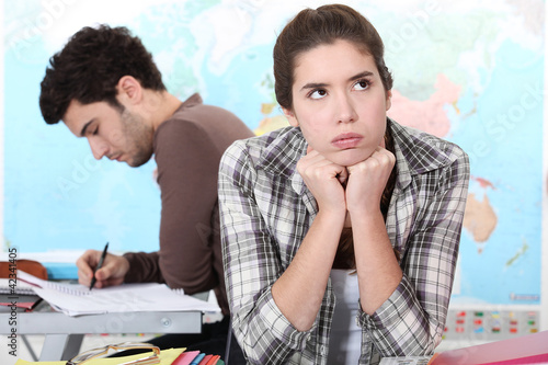 Foto : Stressed girl in class Stressed girl in class