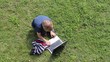 Video: Kind läuft zum Laptop und setzt sich Kind läuft zum Laptop und setzt sich
