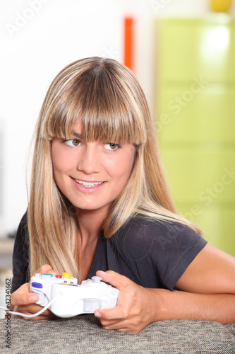 Foto: Girl playing on games console Girl playing on games console