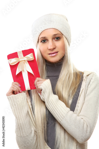 Foto: Beautiful surprised woman holding gift with ribbon Beautiful surprised woman holding gift with ribbon