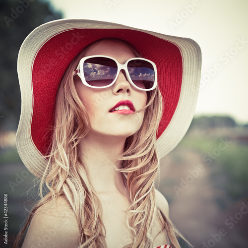 Foto: Portrait of romantic girl in forest Portrait of romantic girl in forest