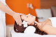 schöne frau entspannt bei einer massage
