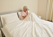 Seniorin im Bett mit Depressionen