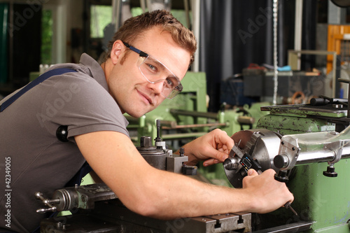 Photo: Mechaniker bei der Arbeit Mechaniker bei der Arbeit