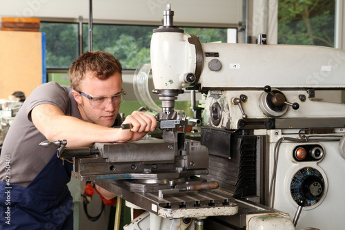Photo: Mechaniker bei der Arbeit Mechaniker bei der Arbeit