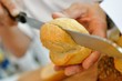 Qualitätsprüfung Brötchen Aufschneiden