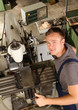 Mechaniker mit Fräsmaschine