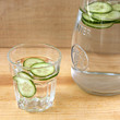 karaffe und glas mit gurkenscheiben
