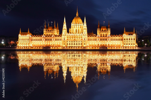 Foto: Budapest - Parliament.with reflection in Danube at night Budapest - Parliament.with reflection in Danube at night