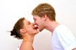 Liebespaar mit Erdbeere