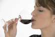Frau mit einem Glas Rotwein