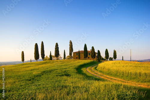 Photo: Villa in Toscana con cipressi Villa in Toscana con cipressi