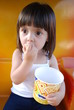 Foto: BAMBINA CHE MANGIA POP CORN BAMBINA CHE MANGIA POP CORN