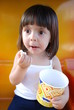 BAMBINA CHE MANGIA POP CORN