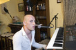 giovane cantante e pianista