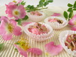 Handgemachte Seifenpralinen mit Wildrosenblüten