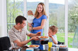 Junge Familie beim Essen