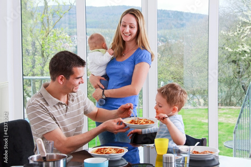 Photo: Junge Familie beim Essen Junge Familie beim Essen