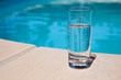 Glas Wasser am Pool
