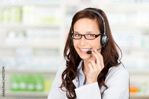 Foto: lächelnde apothekerin mit headset lächelnde apothekerin mit headset