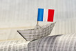 Foto: Papierschiff mit französischer Flagge auf Börsennachrichten Papierschiff mit französischer Flagge auf Börsennachrichten