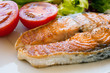 Salmón a la parrilla con ensalada
