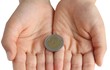 mani con moneta da 2 euro su sfondo bianco
