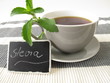 Schwarzer Kaffee mit Stevia und beschrifteter Tafel