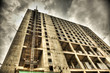 Foto: a construction site under rainstorm black clouds in summer a construction site under rainstorm black clouds in summer