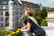 Erwachsene Frau auf Balkon