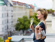 Erwachsene Frau auf Balkon