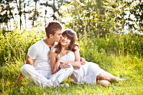 Foto: Teenage couple sitting in park Teenage couple sitting in park