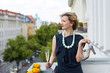Erwachsene Frau auf Balkon