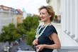Erwachsene Frau auf Balkon