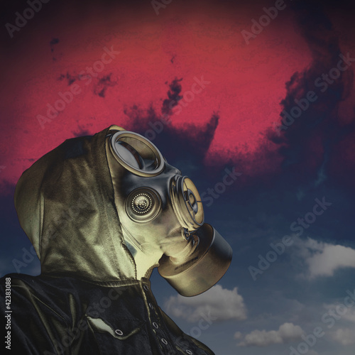 Foto: person wearing gas mask person wearing gas mask