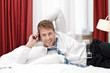 Mann telefoniert im Hotelzimmer