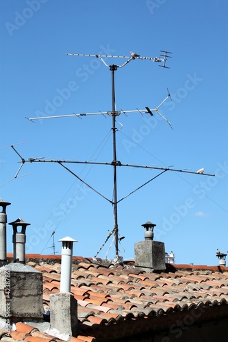 Photo: Antennes et cheminées sur tuiles canal Antennes et cheminées sur tuiles canal