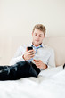 Mann telefoniert im Hotelzimmer