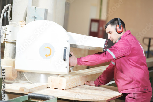Foto: closeup carpentry wood cross cutting closeup carpentry wood cross cutting