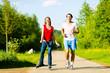 Junges Paar beim Sport im Freien